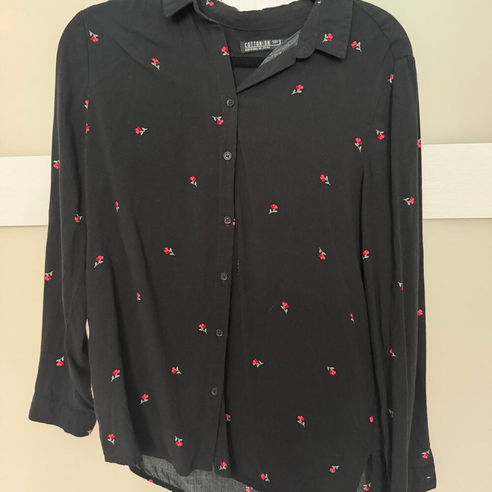 BLACK WITH RED ROSES BUTTON UP LIGHT WEIGHT